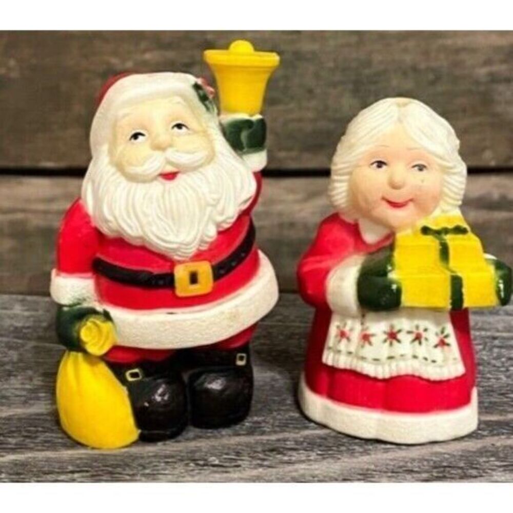 Vintage Hallmark Mr & Mrs Santa Claus Christmas Salt & Pepper Shakers Plastic 3"